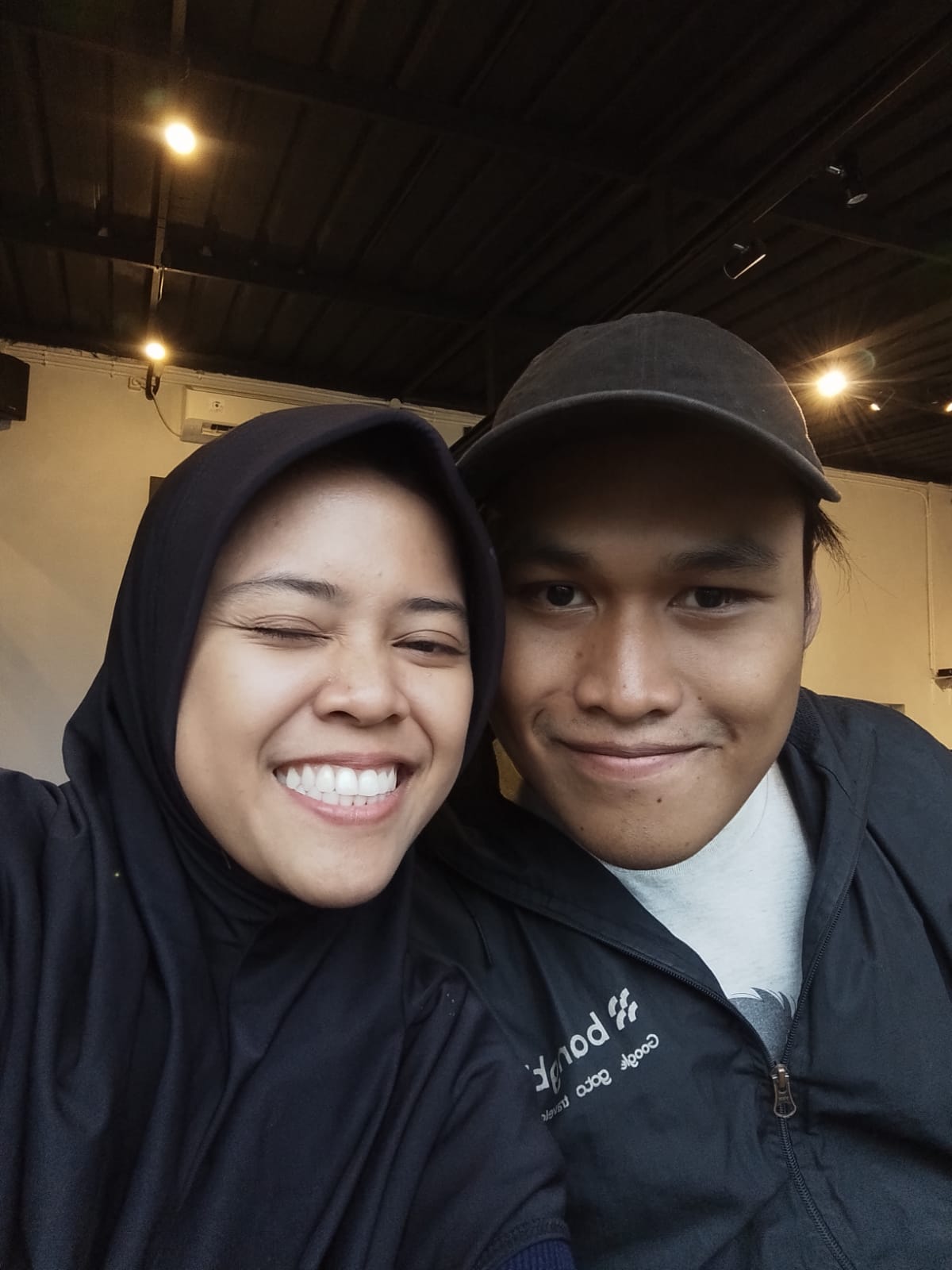 Anggraeni dan Candra tersenyum bersama